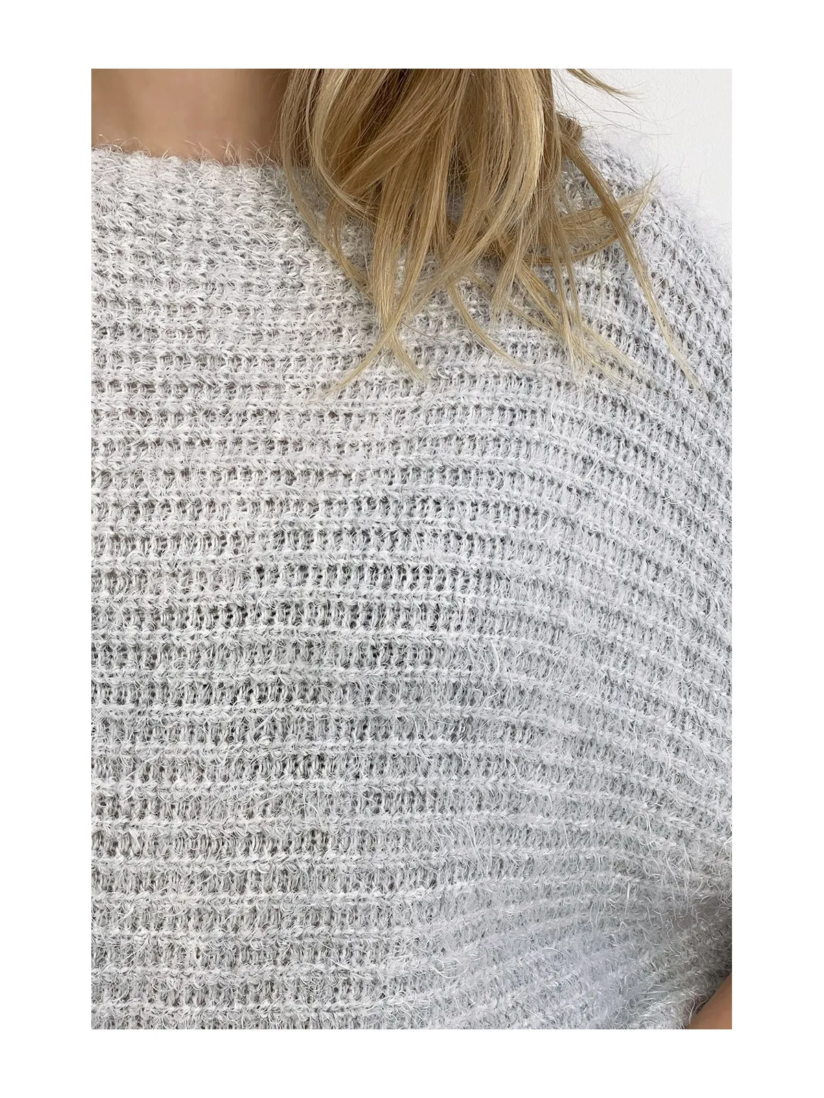 Pull gris col rond effet maille très doux, allie style et simplicité