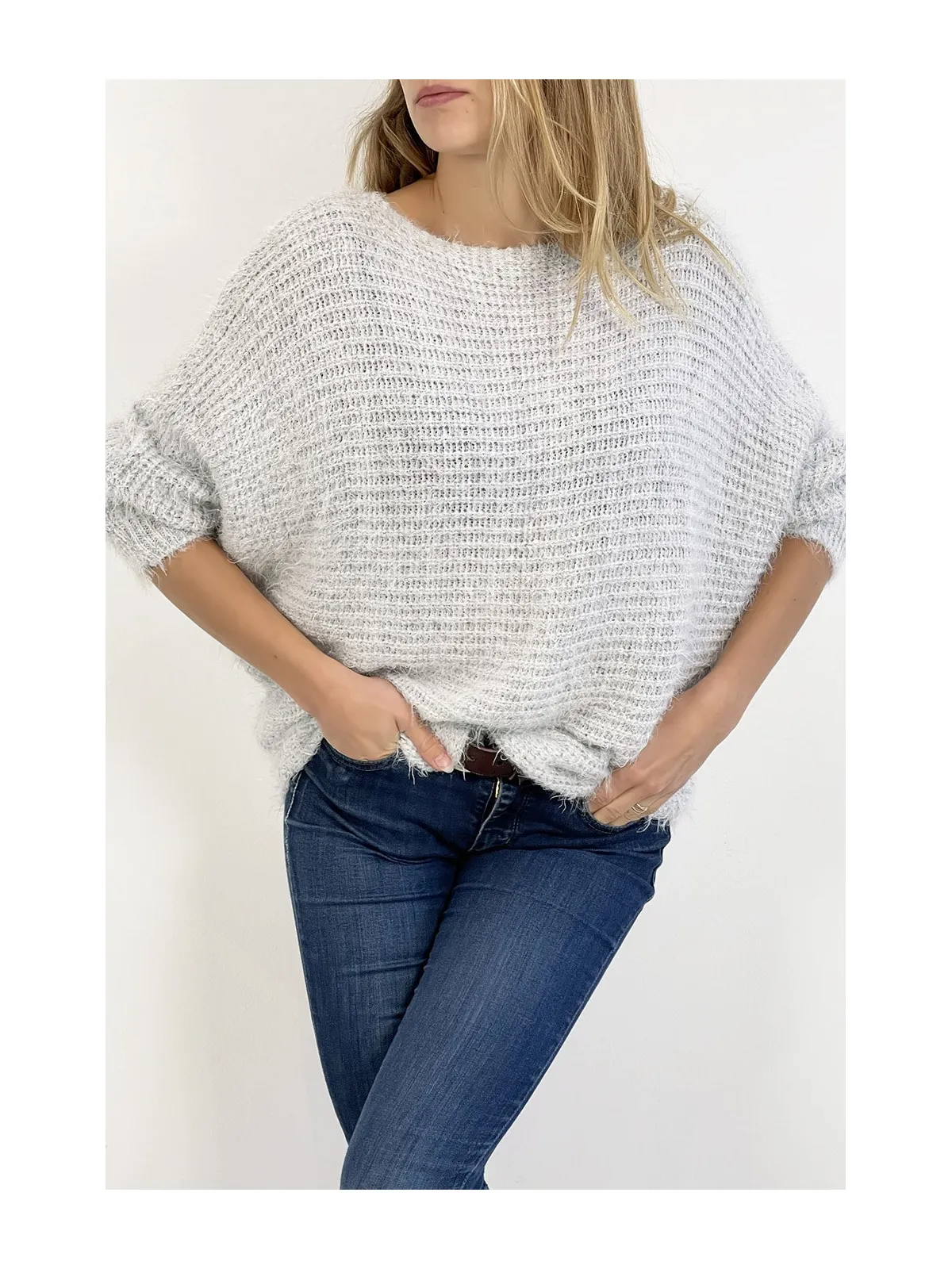 Pull gris col rond effet maille très doux, allie style et simplicité