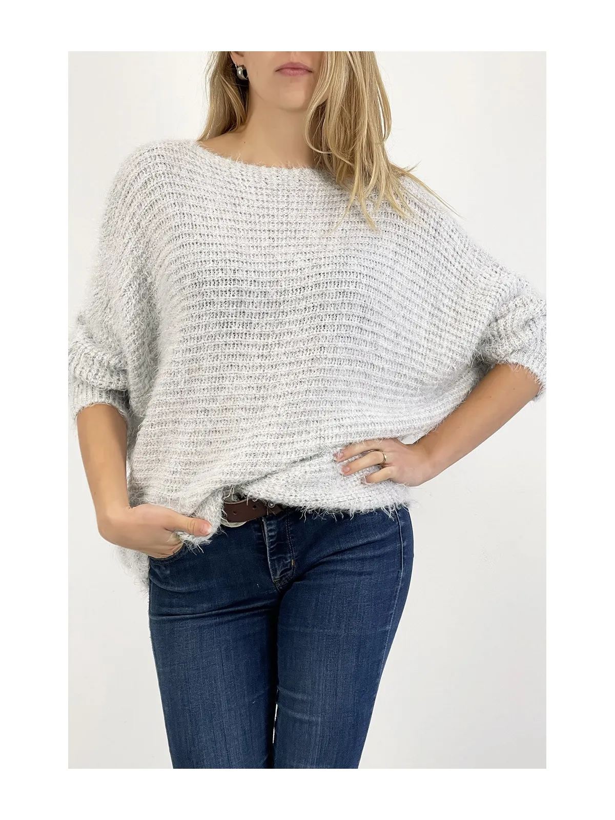 Pull gris col rond effet maille très doux, allie style et simplicité