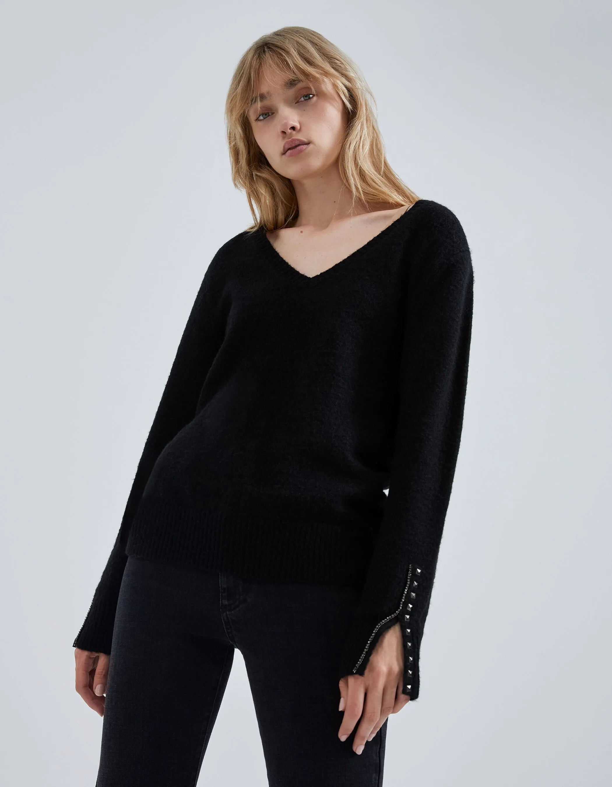 Pull noir tricot avec strass et clous aux poignets Femme