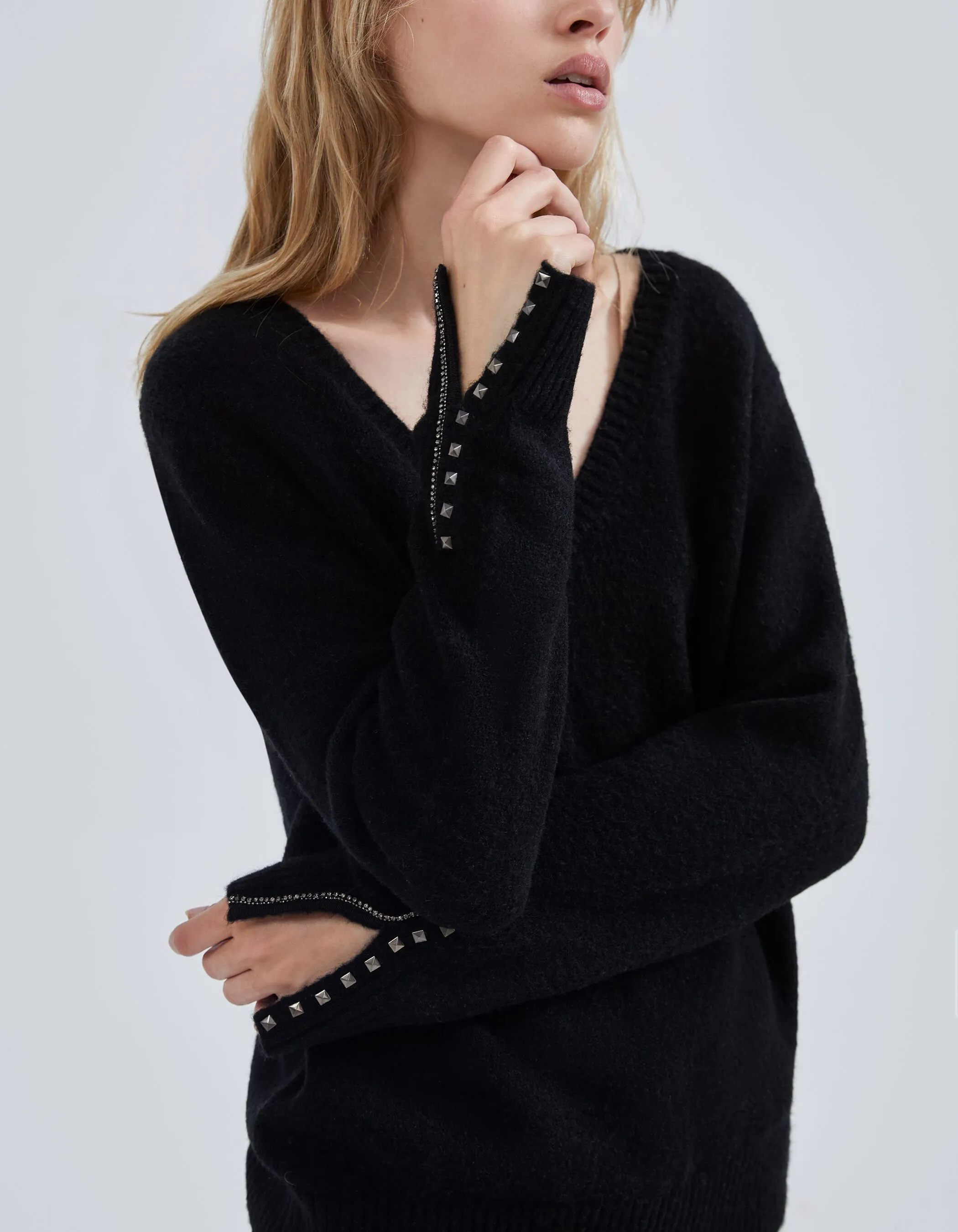 Pull noir tricot avec strass et clous aux poignets Femme